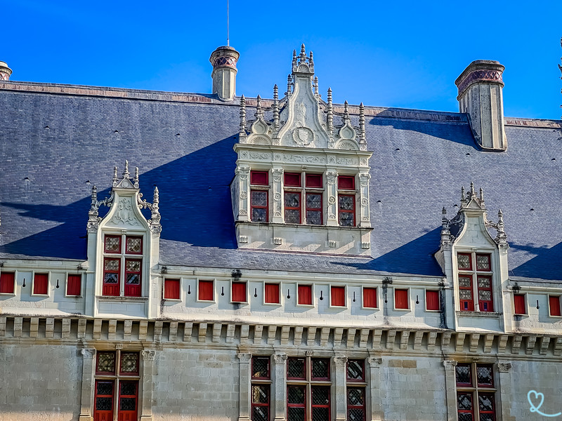 Façade restoration clues